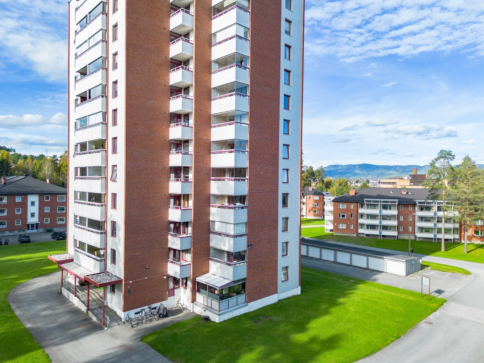 Boligen ligger sentralt og fint til med kort gangavstand til anleggene ved Skien Fritidspark, Rema 1000 Moflata og Sykehuset Telemark. Galleribilde