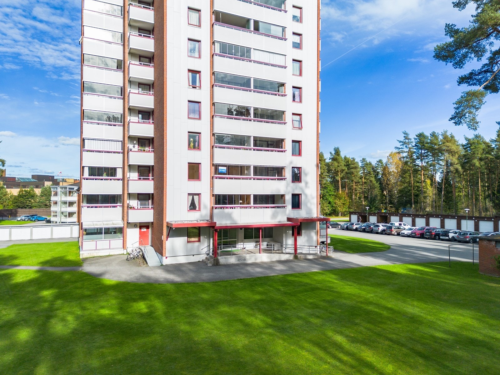 Det er felles biloppstillingsplass i borettslaget og elbilladere etablert i 2023. Det er mulighet for leie av garasje som tildeles etter ansiennitet. Galleribilde