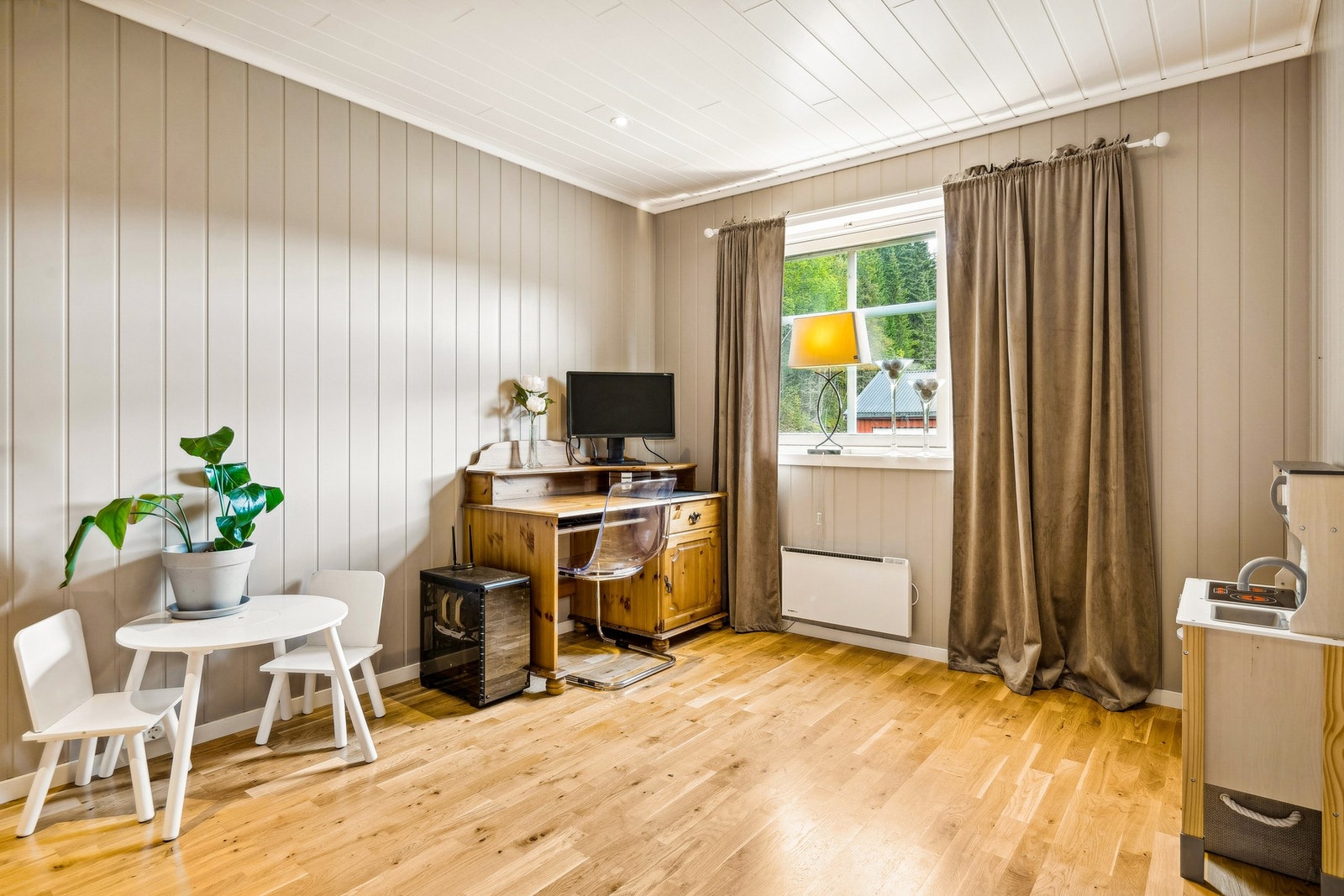 Huset har til sammen 6 soverom, her fra soverommet i første etasje. Galleribilde