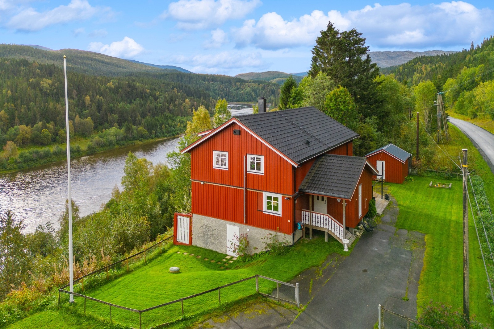 Boligen ligger flott til i landlige omgivelser, et steinkast unna fiske- og bademuligheter. Galleribilde