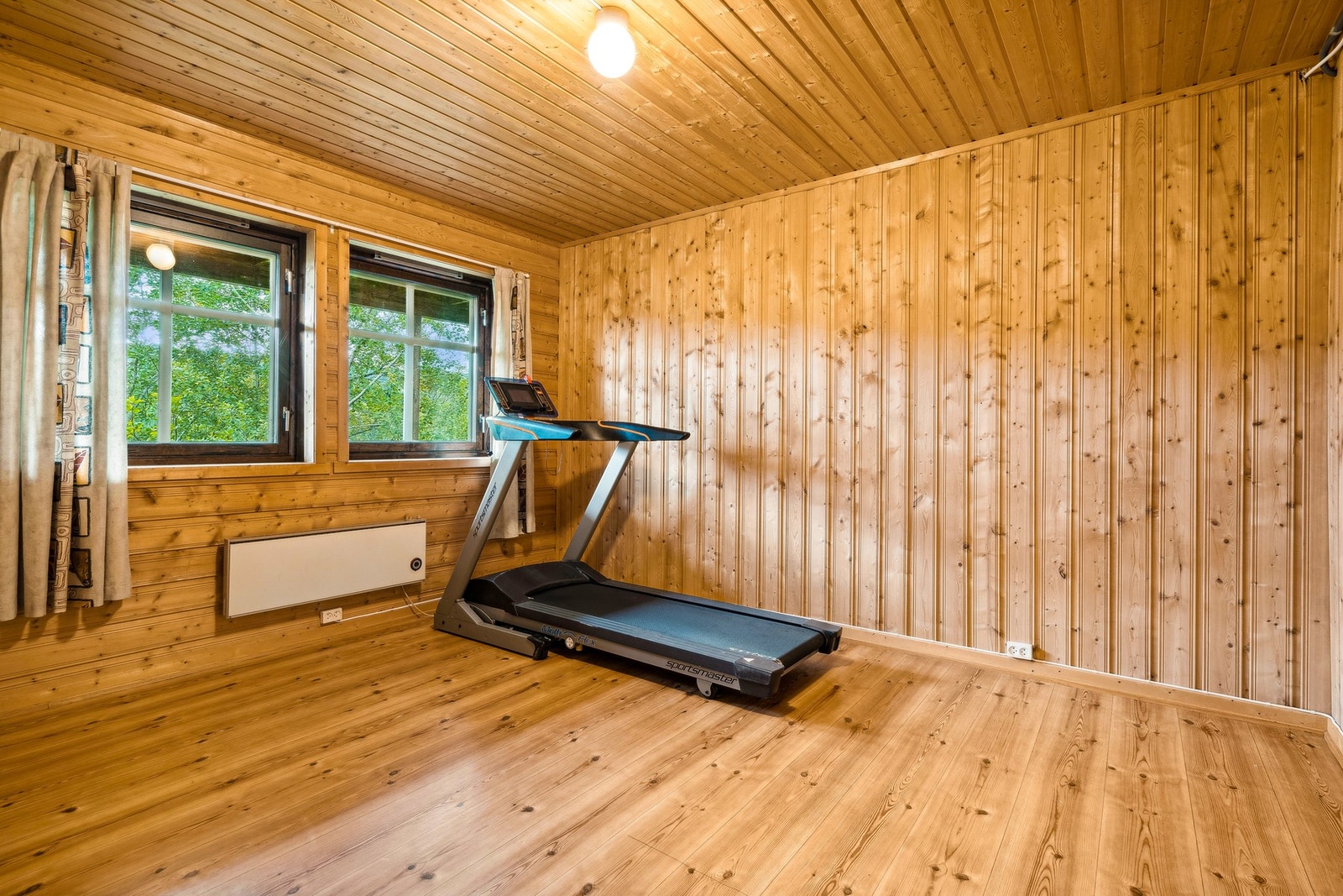 Det ene soverommet i sokkelen fungerer i dag som treningsrom. Galleribilde
