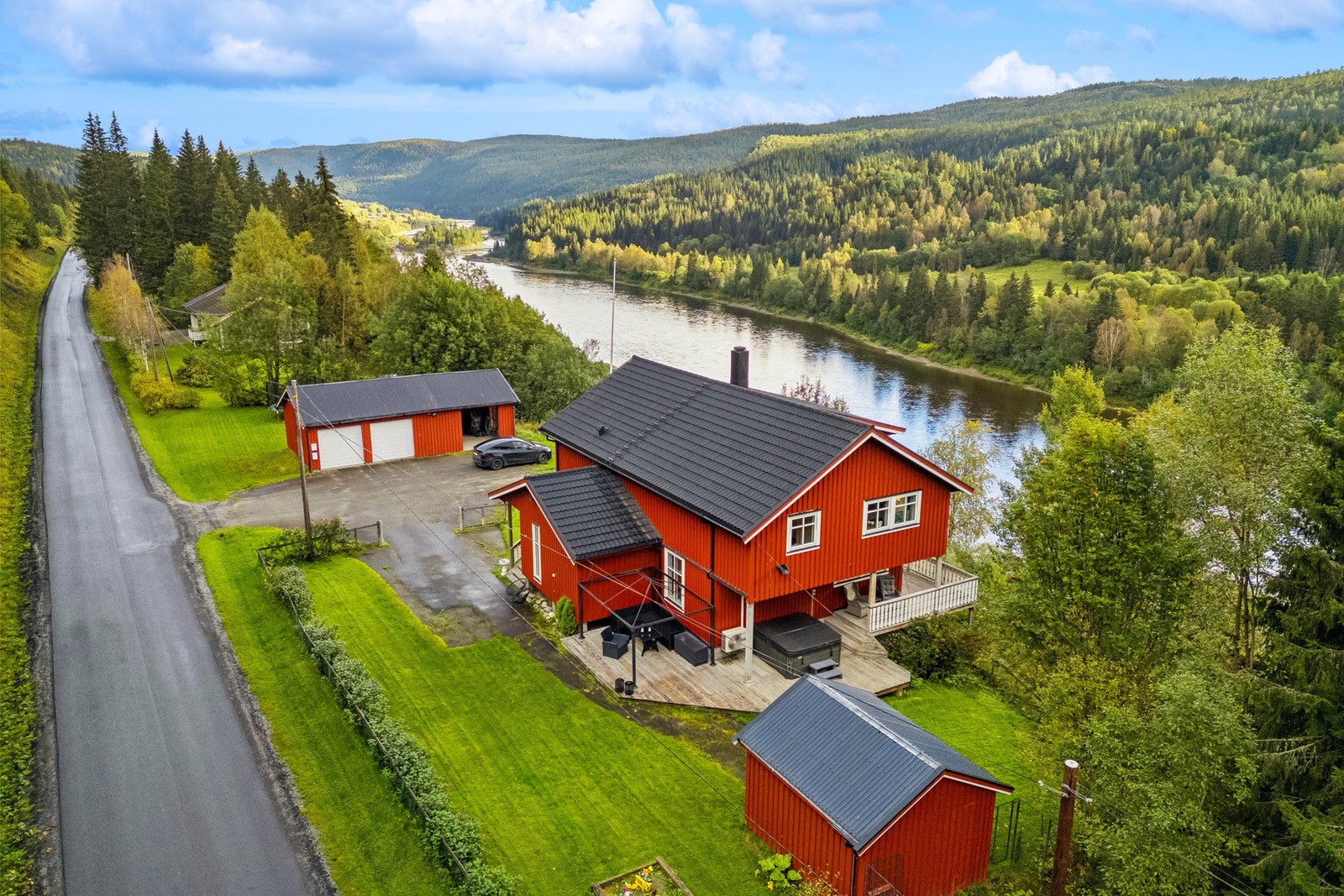 Velkommen til Vestersidvegen 1248 og denne innholdsrike eneboligen over 3 plan med stor dobbelgarasje og redskapshus. Galleribilde
