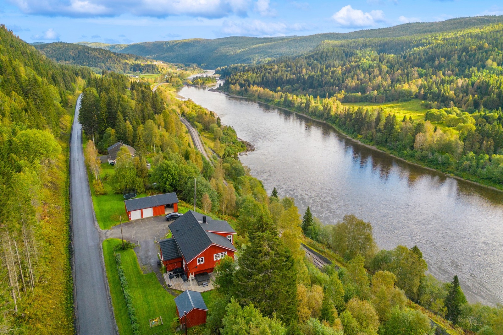 Tomta til eiendommen utgjør hele 2392,1m². Øverst i bildet ser du bl.a. en veldig populær badeplass på Kvalfors. Galleribilde
