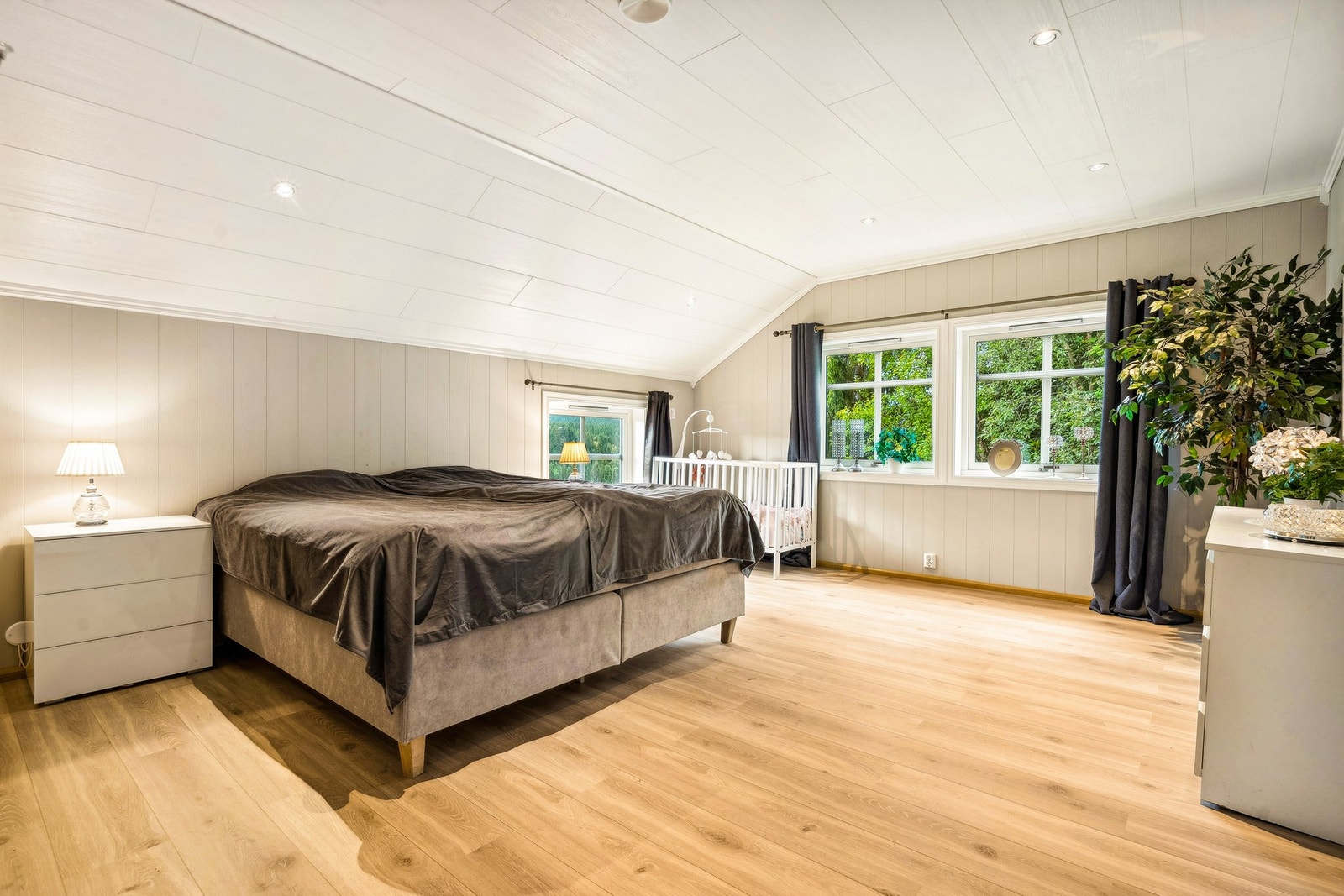 Her har du et romslig og luftig hovedsoverom (tidligere TV-stue) med lyse overflater. Rikelig med plass til både dobbeltseng, nattbord og skap. Galleribilde