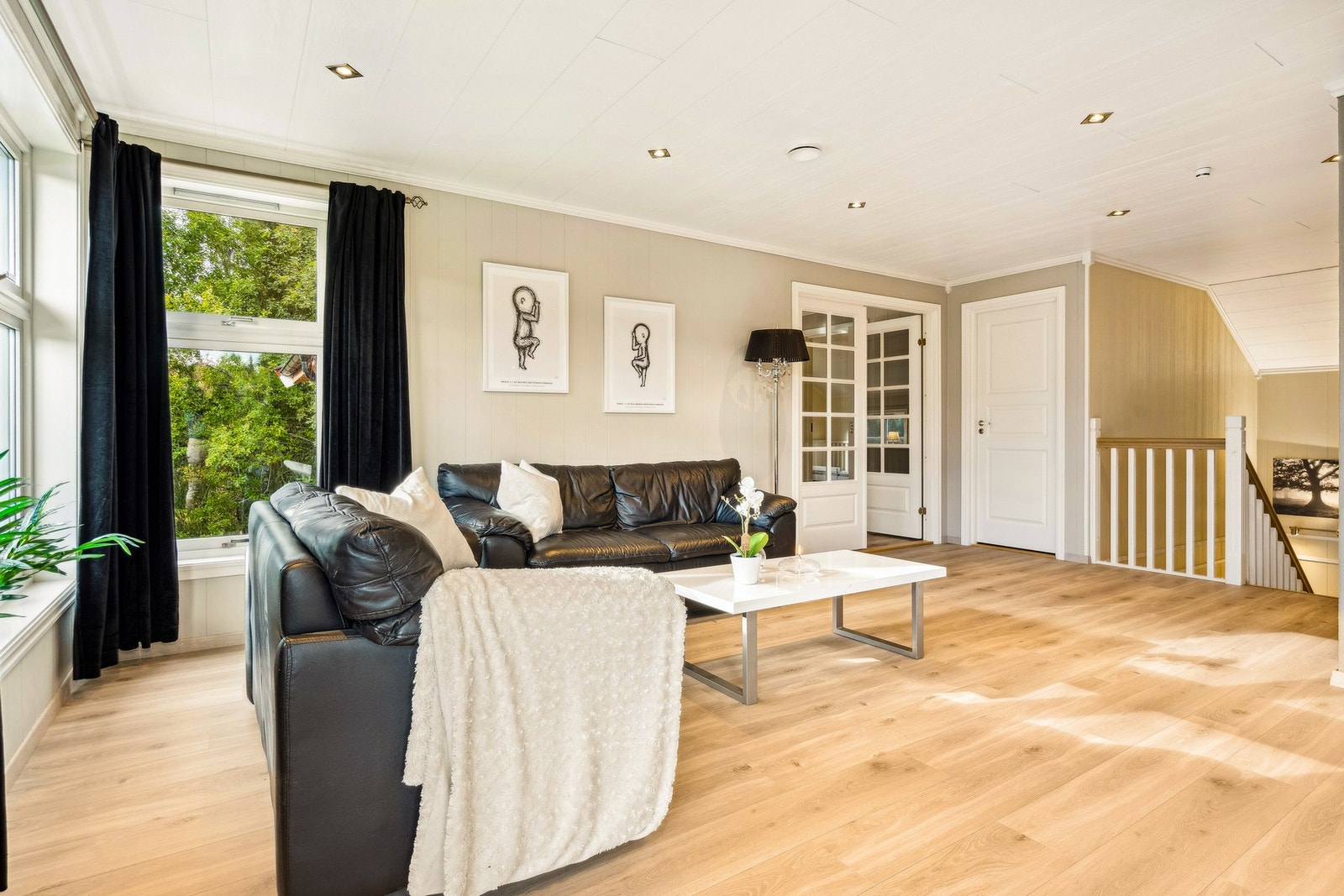 Husets størrelse og planløsning gir en unik mulighet for hele familien til å finne seg til rette. Galleribilde