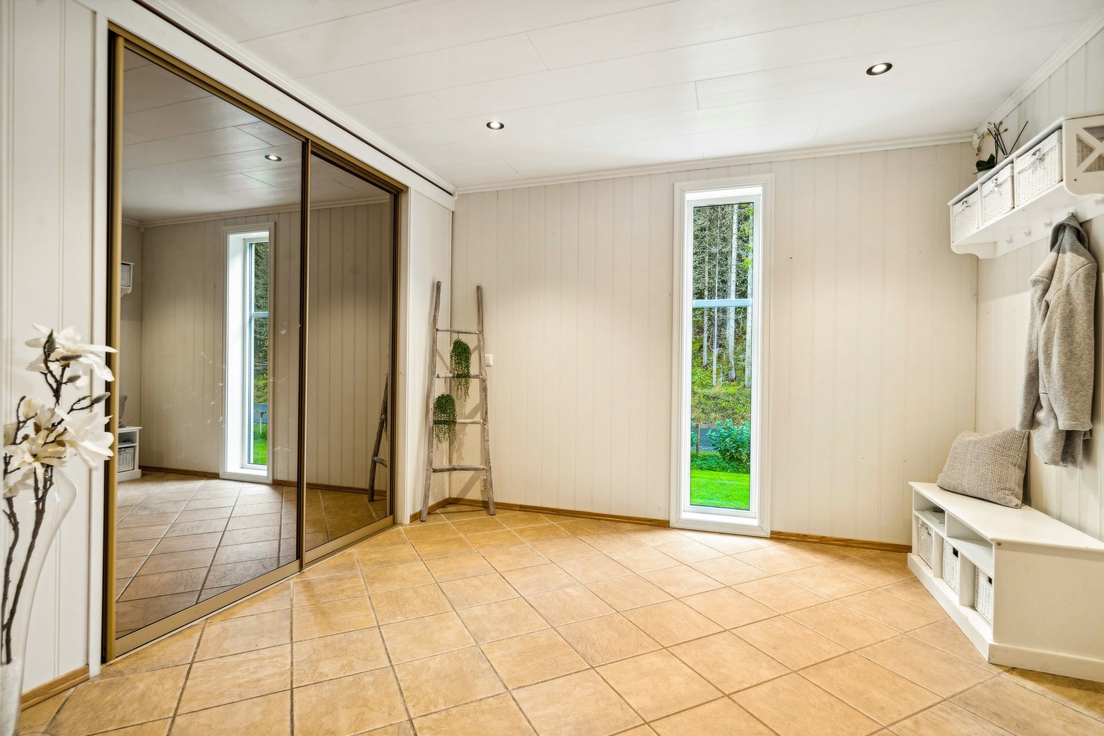 Her får du en romslige entré med stor skyvedørsgarderobe. Galleribilde