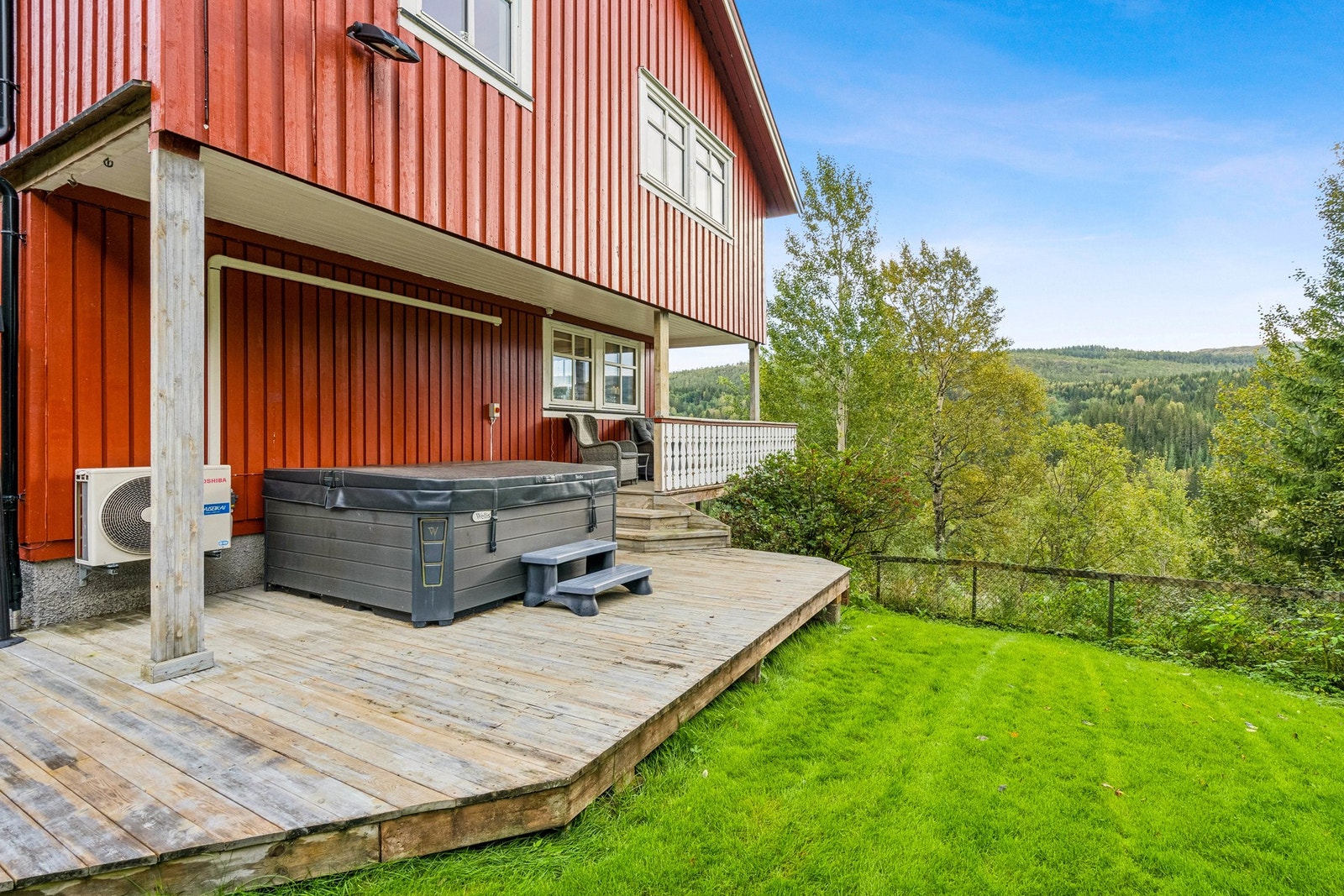 Hva er vel livet på landet uten et boblebad? Jacuzzi medfølger (uten garantier). Galleribilde