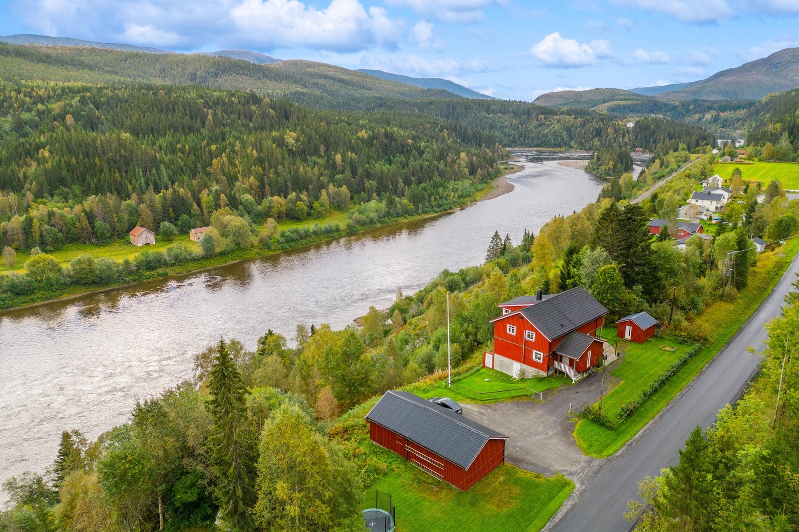 Huset ligger i landlige omgivelser samtidig som det er i nærheten til andre boligfelt på Maritmoen og Kvalfors. Galleribilde