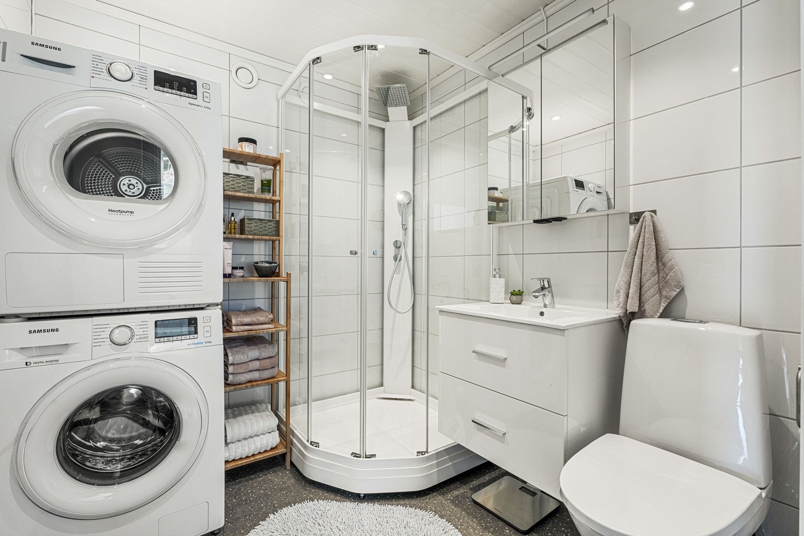 Moderne bad med led spotter i tak. Badet er totalrenovert i 2017. Galleribilde