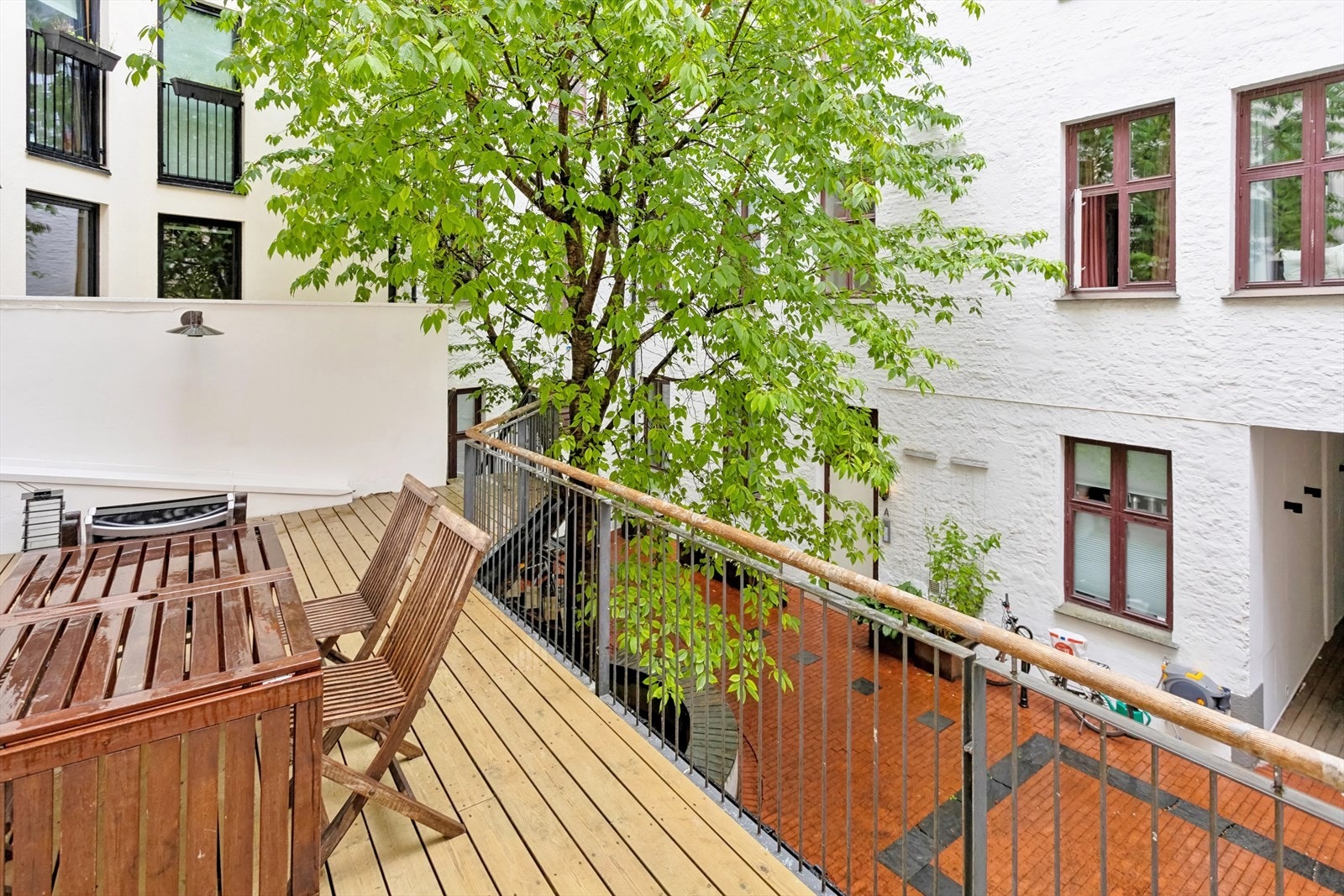 Trivelig bakgård i borettslaget med felles terrasse! Galleribilde