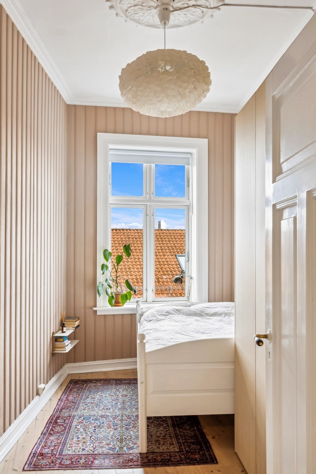 Soverommet i leiligheten er 10m² og har en klassisk rosett i taket Galleribilde