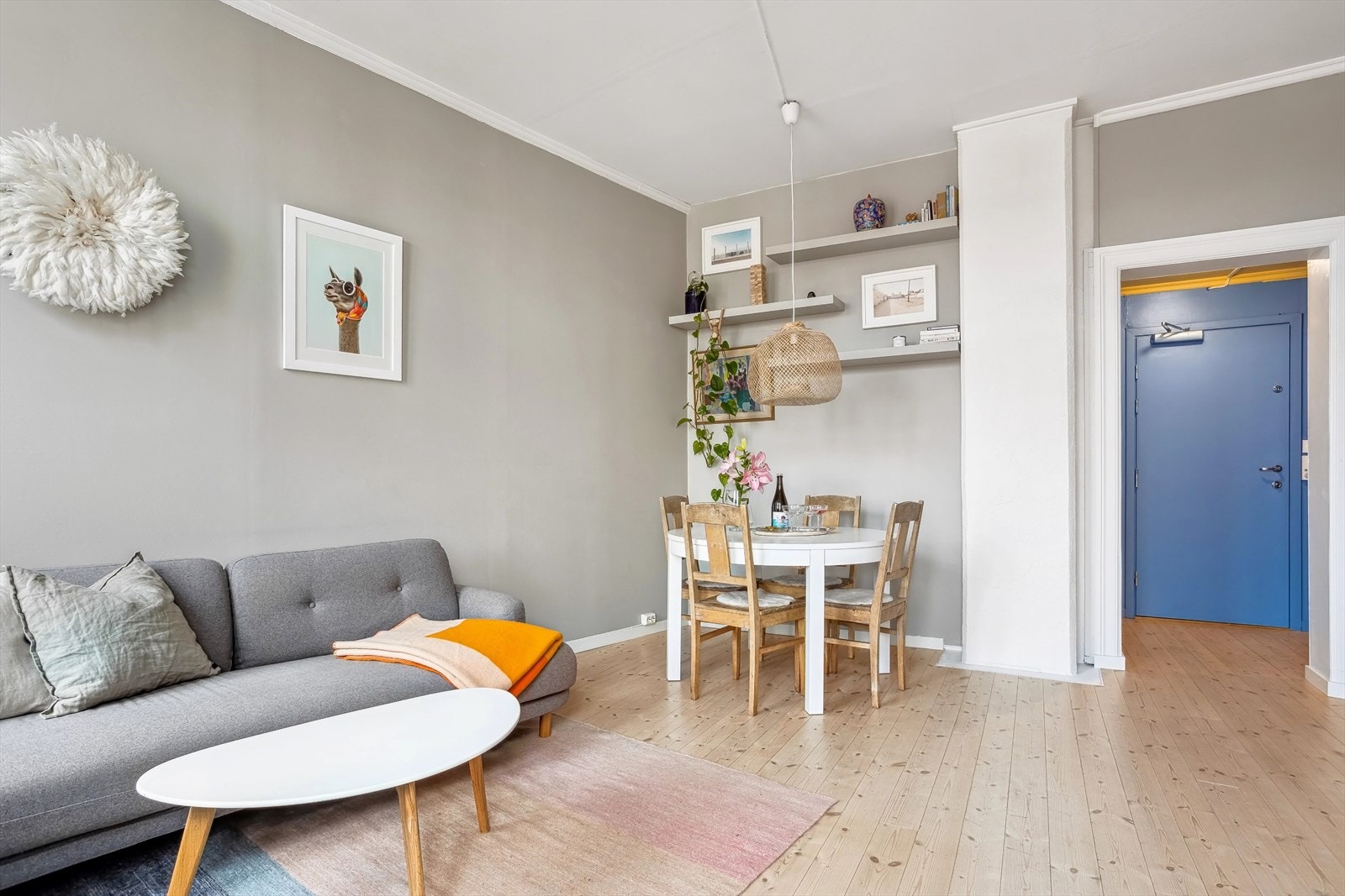 I stuen har du også plass til spisebord Galleribilde