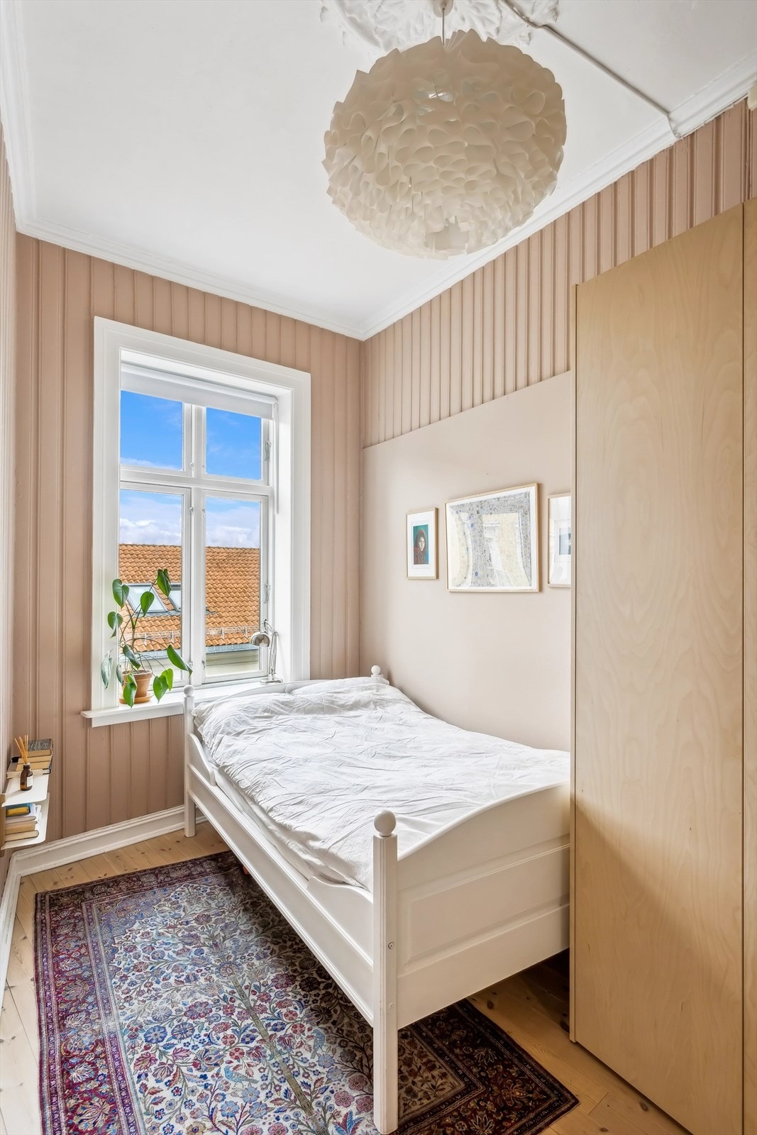 Her har du plass seng, nattbord og god plass til garderobeskap Galleribilde