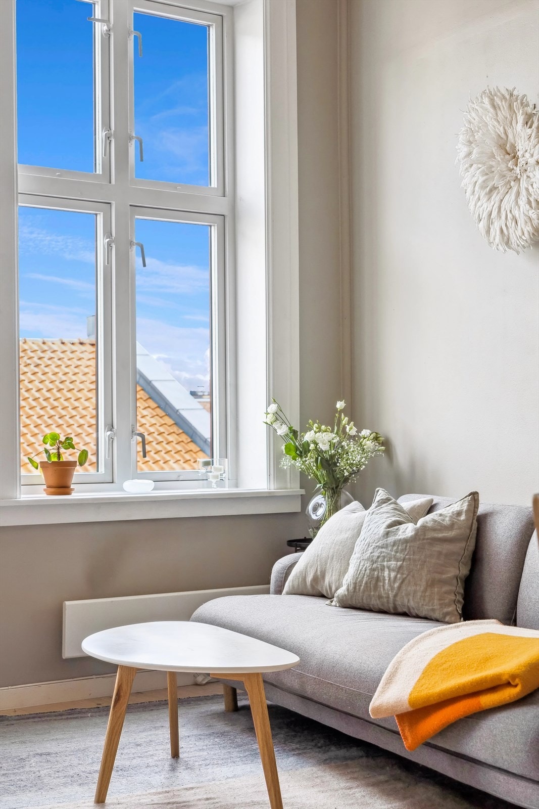 Leiligheten har store vinduer som slipper inn rikelig med lys og ingen direkte innsyn! Galleribilde