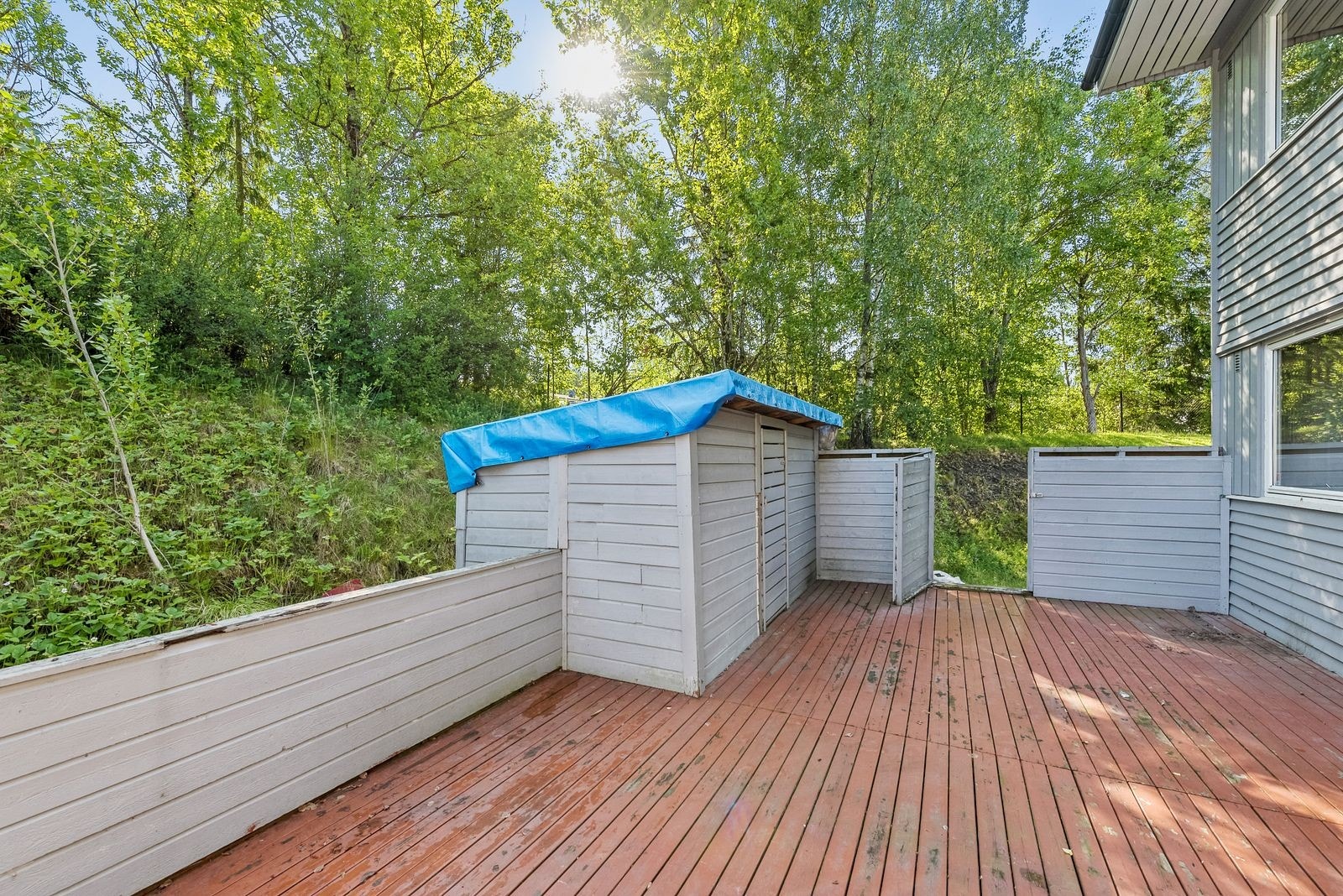 Stor terrasse med god plass til utemøblement og grill Galleribilde