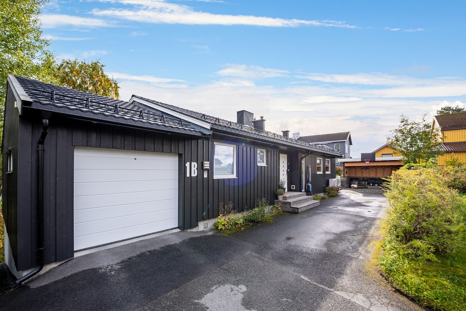 Stor og flott garasje med bod i bakkant og trimrom i sokkel. Galleribilde