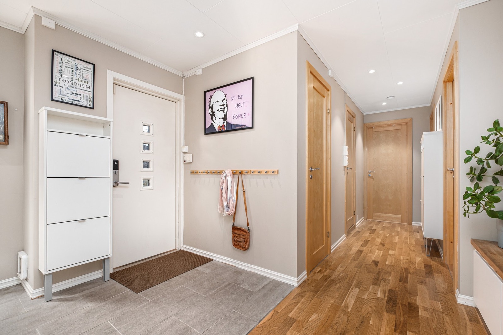 Romslig entré på 7,3 kvm. Galleribilde