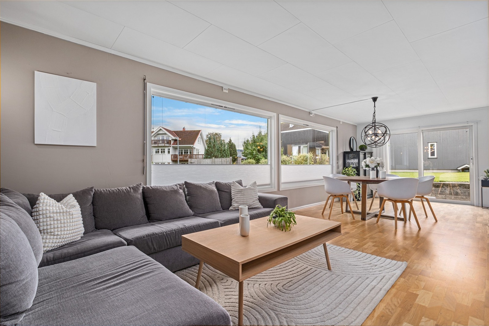 Romslig stue på 36 kvm. Stuen oppleves som stor, moderne og luftig hvor det er plass for å innrede flere soner. Galleribilde