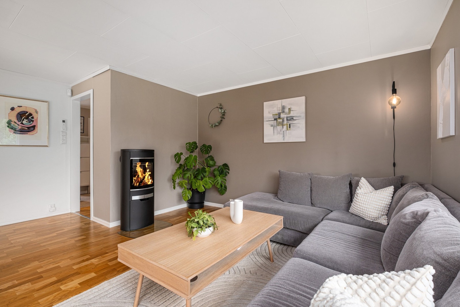 Peis er et godt oppvarmingsalternativ på vinterstid som i tillegg tilfører rommet en hyggelig atmosfære Galleribilde