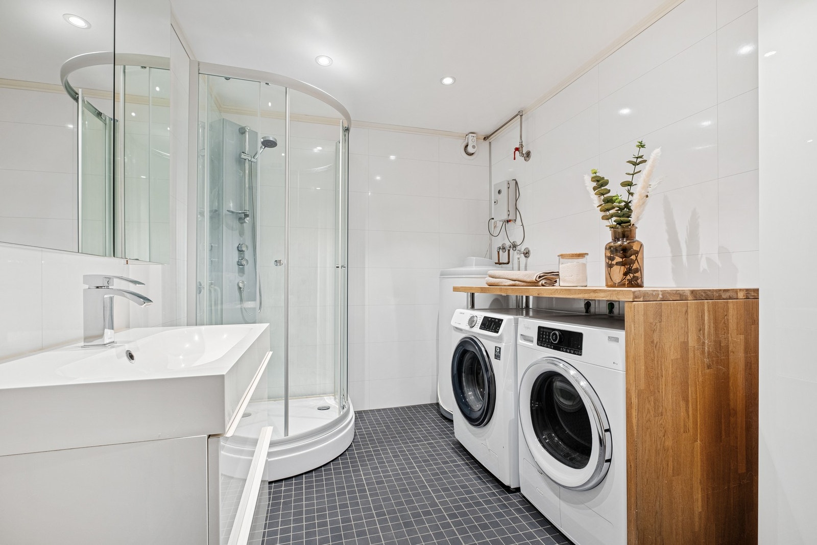 Badet er romslig som gjør det enkelt å innrede. Galleribilde