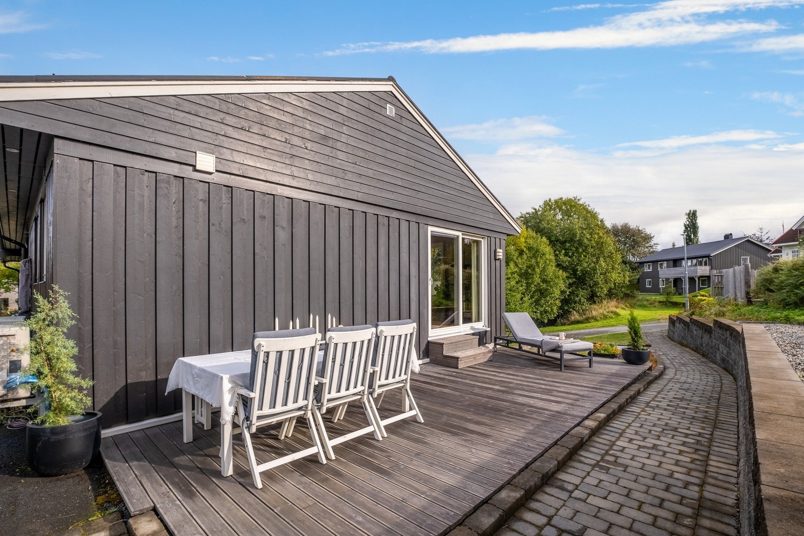 Med stor terrasse og hagetomt har man muligheten til å lage flere soner og sittegrupper. Galleribilde