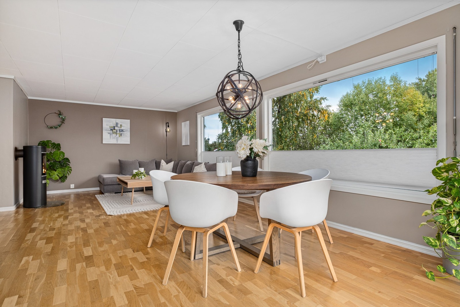 Spisegruppen finner sin naturlige plassering mellom kjøkken og stue. Galleribilde