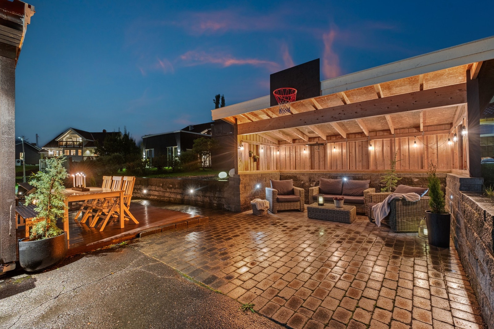 Pergolaen forlenger sommersesongen og gjør at man kan ta i bruk den flotte utestuen store deler av året. Galleribilde