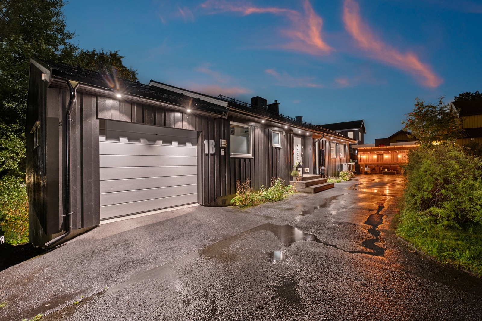 Romslig garasje på 24 kvm med innvendig bod og treningsrom i kjelleren. Galleribilde