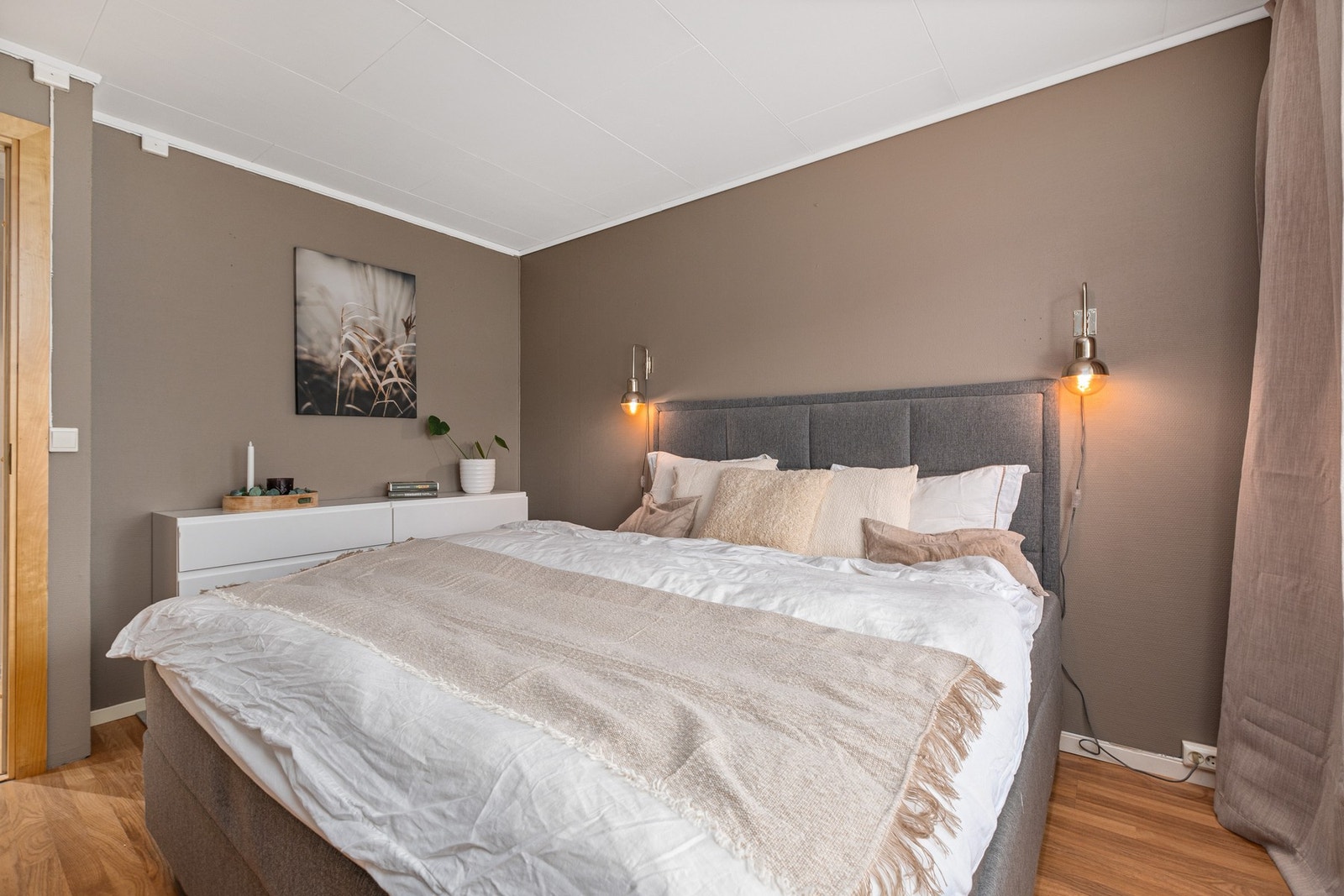 Soverommet har god plass til dobbeltseng samt tilhørende møblement. Galleribilde