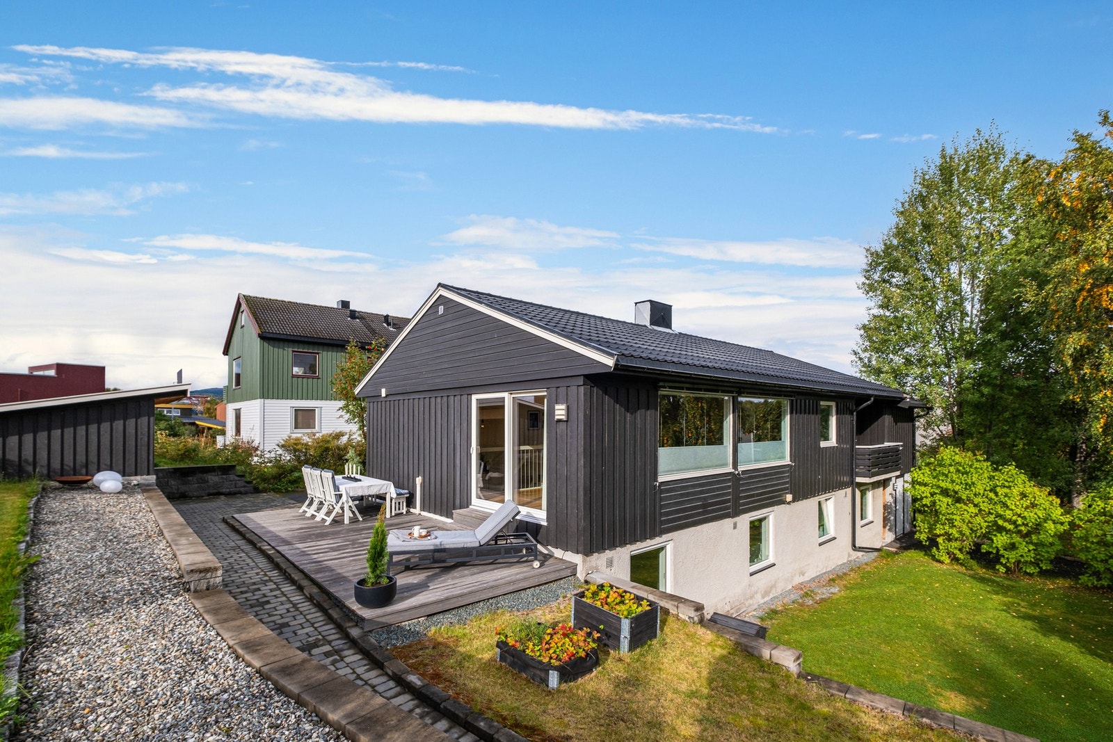 På hagetomten er det god plass til en stor trampoline for de minste. Galleribilde