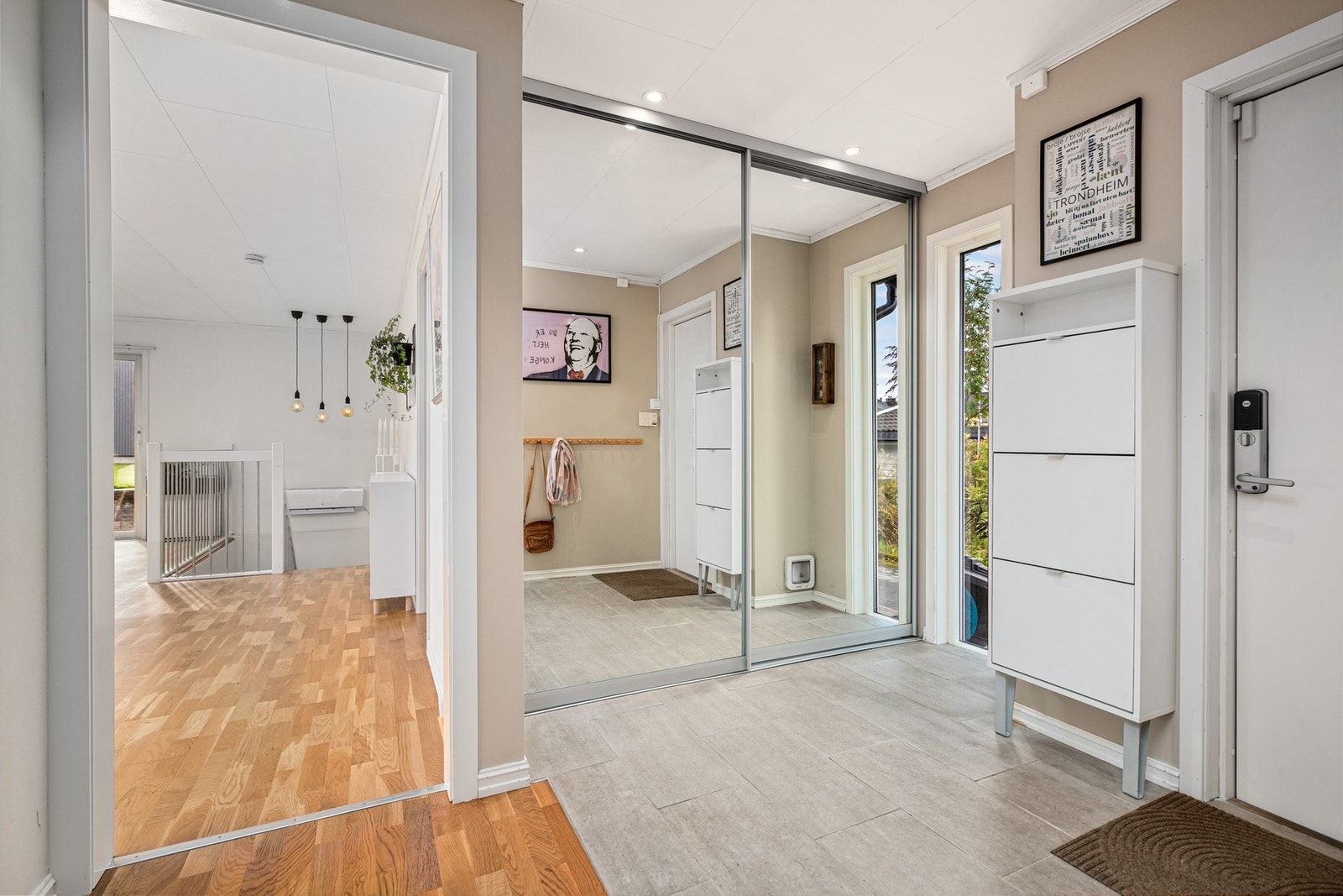 Gode oppbevaringsmuligheter i praktisk skyvedørsgarderobe. Galleribilde