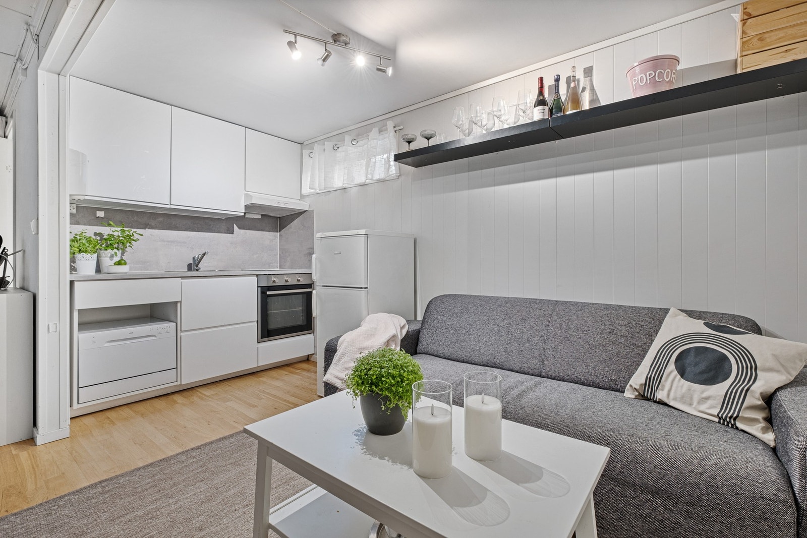 Hyggelig sofakrok i åpen løsning med kjøkkenet i underetasjen. Tilhørende utleiedelen. Galleribilde