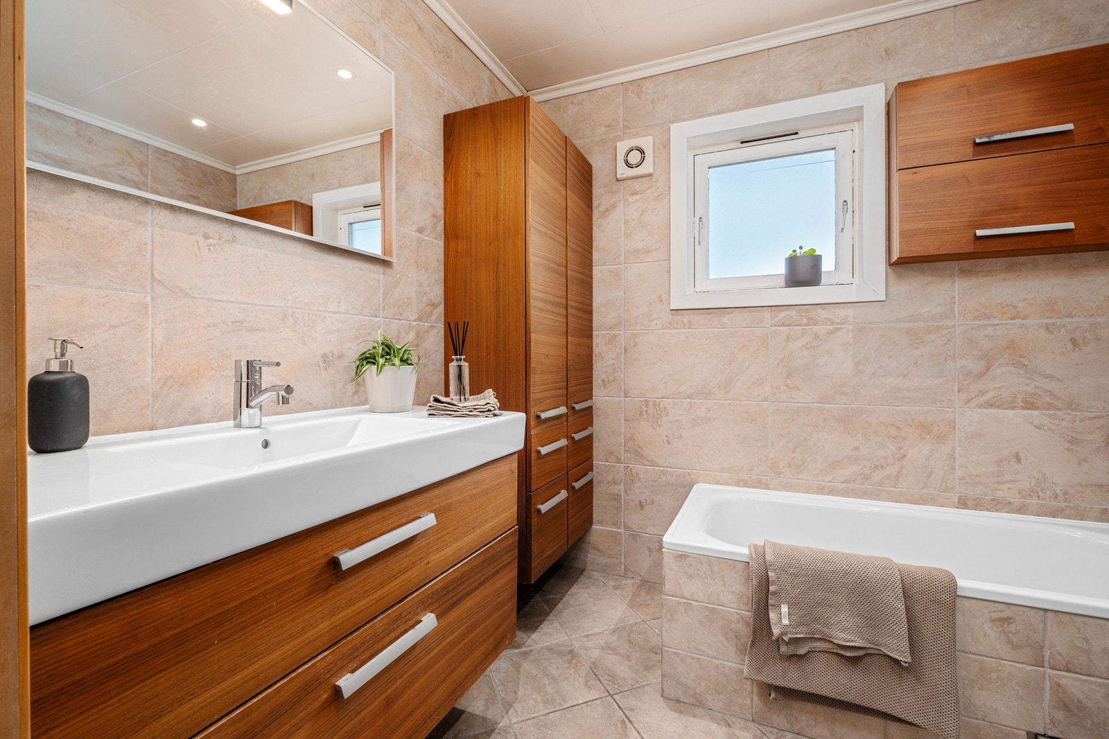 Pent flislagt bad med varme i gulv. Galleribilde