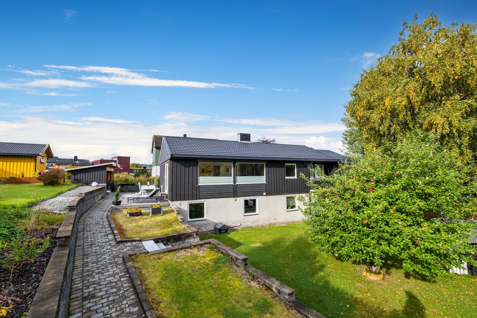 Boligen har en vakker hagetomt på hele 657 kvm. Tomten er flott opparbeidet. Galleribilde