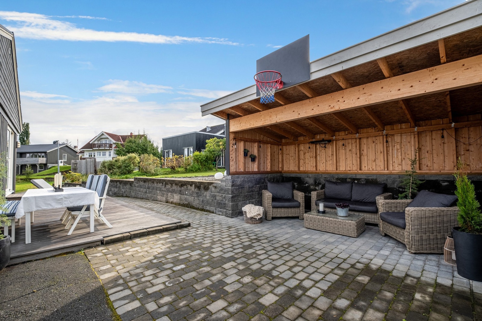 Tomten er pent opparbeidet med herregårdsstein, terrasser, pergola og støttemur med innfelt belysning. Galleribilde