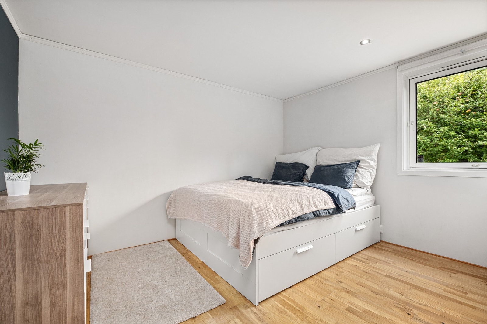 romslig soverom i sokkeletasje på 10,2 kvm. Galleribilde