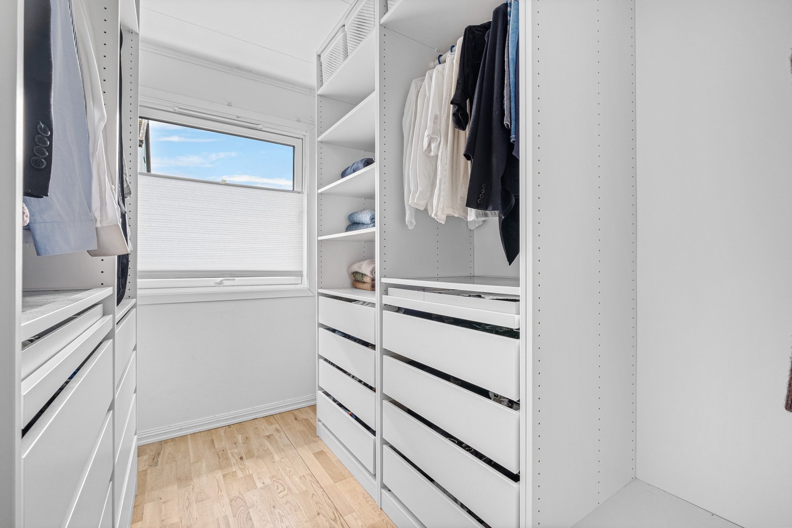 Garderoberom på 6,6 kvm, også godkjent som soverom. Galleribilde