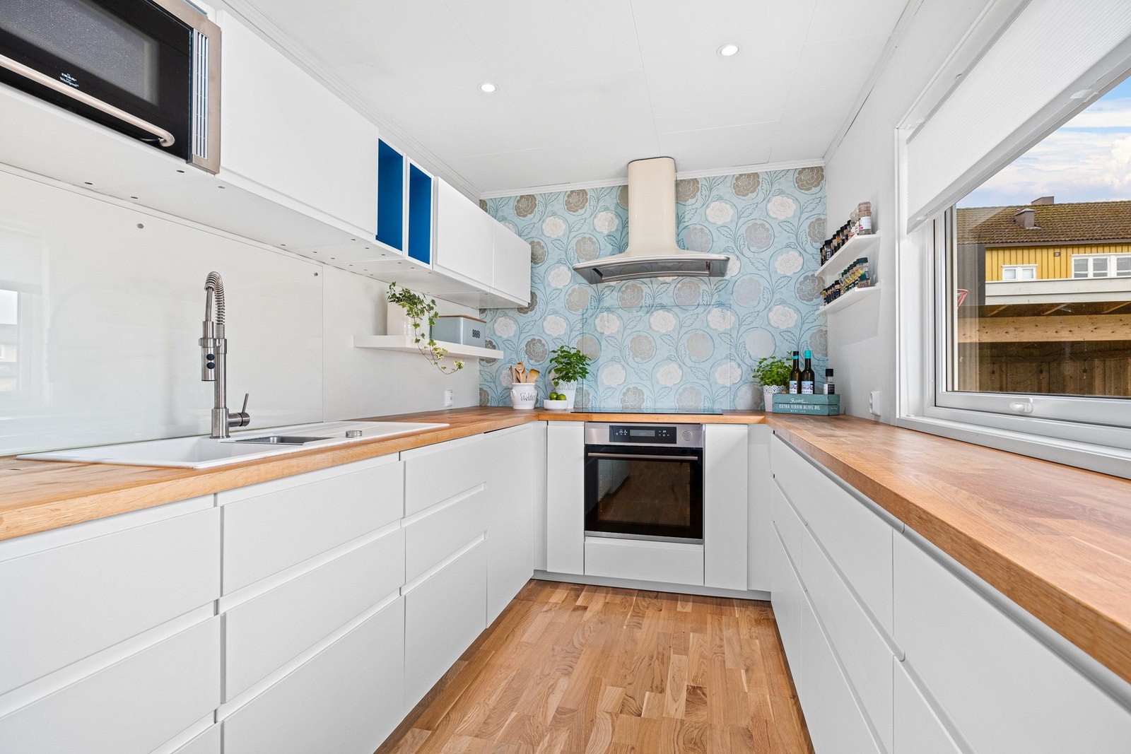 Videre er det integrert stekeovn, fryser, kjøleskap og oppvaskmaskin. Galleribilde