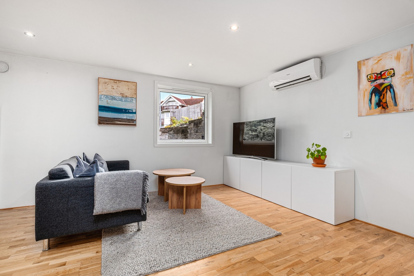 Stuen er malt i lyse og fine farger. Galleribilde