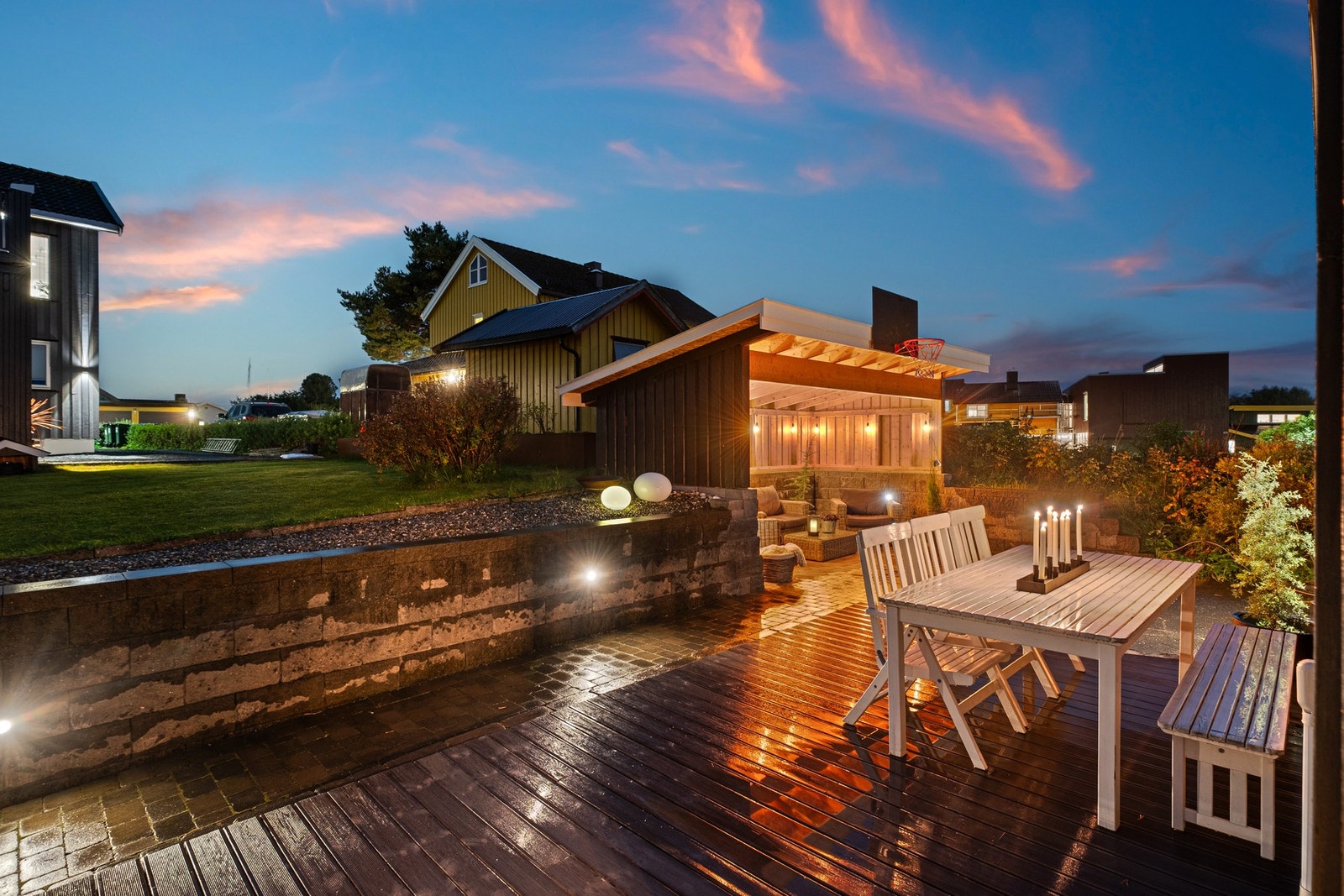 Vakkert uteområde med god plass til div utemøblement.
Innfelt downlights i støttemuren. Den flotte belysning kommer til sin rett på kveldstid. Galleribilde