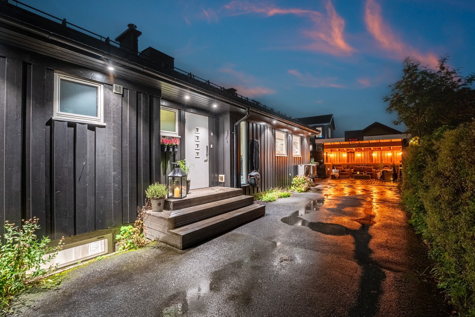 Boligen har fin utendørs belysning som har en fin effekt i vinterhalvåret. Galleribilde
