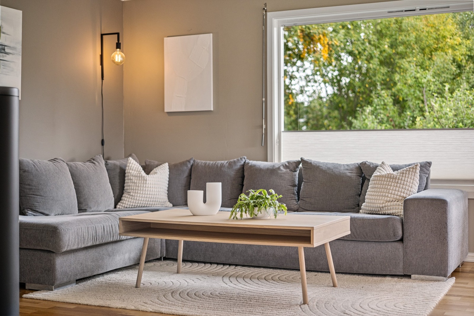 Stuen er stor nok til å innredes i flere soner som måtte passe en familie. Galleribilde