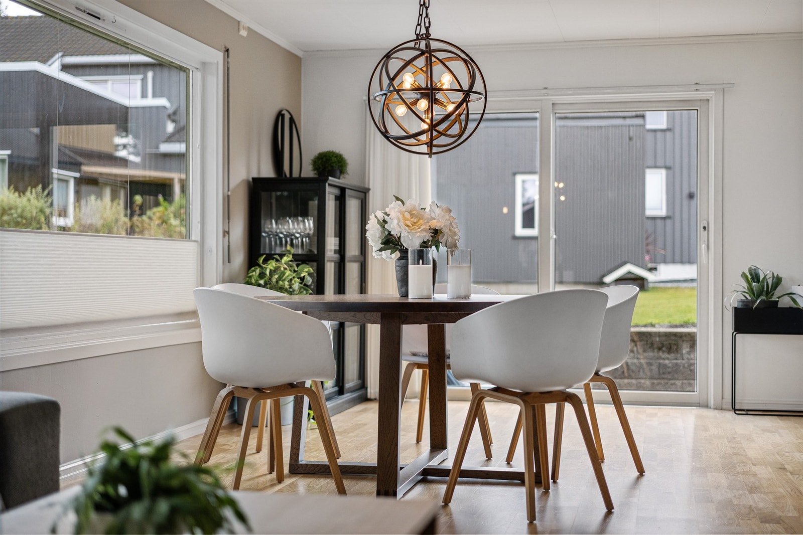 Mot terrassen er det plass til et spisebord som er perfekt for de anledningene hvor man er mange til bords. Galleribilde