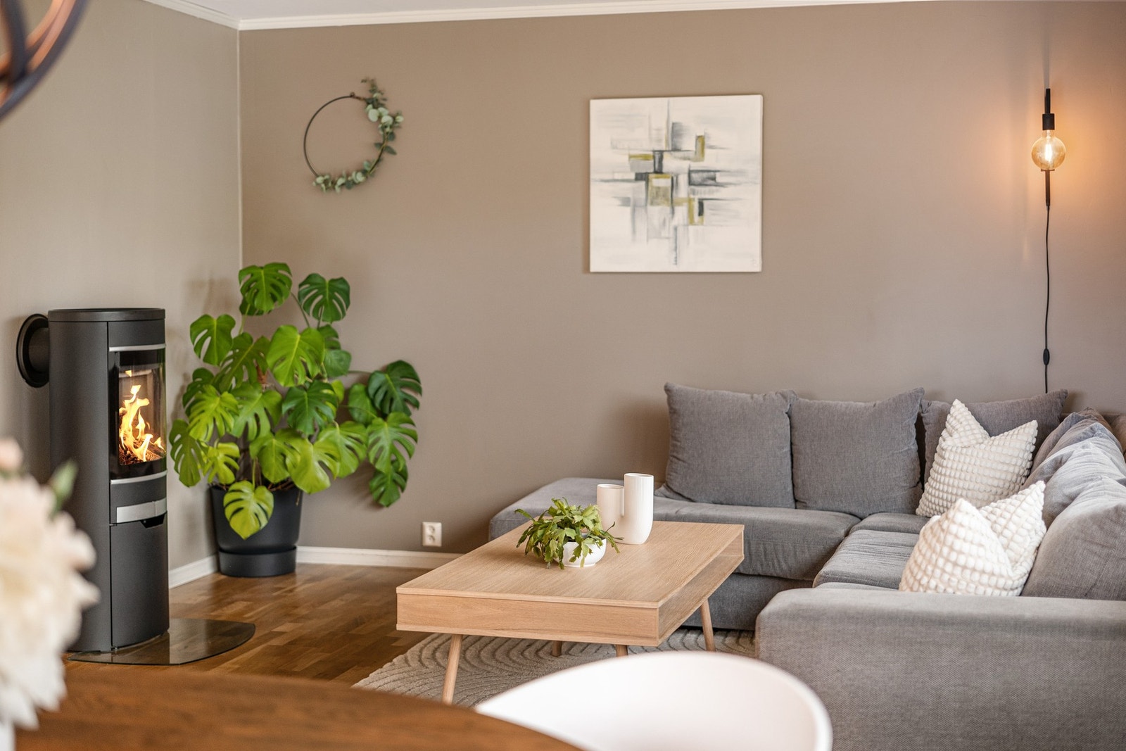 Boligen har peis som gir god oppvarming og god atmosfære i vinterhalvåret. Galleribilde