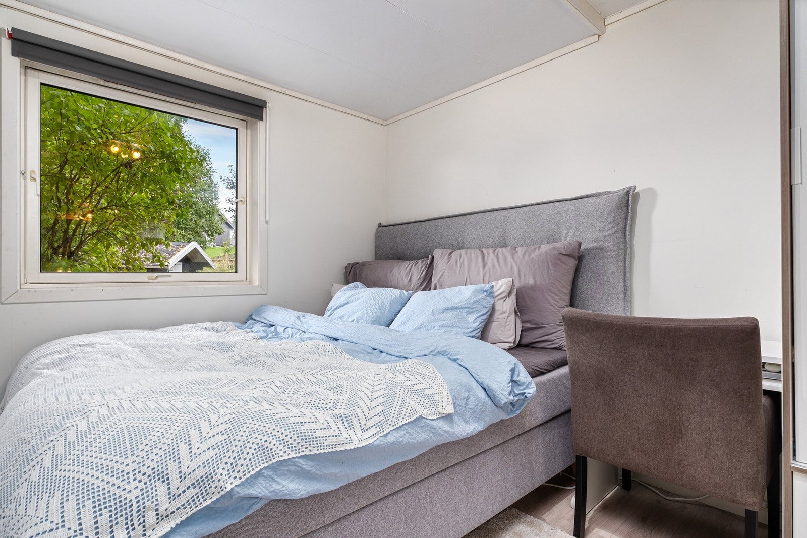 Soverommet er romslig, som gjør det enkelt å innrede. Galleribilde