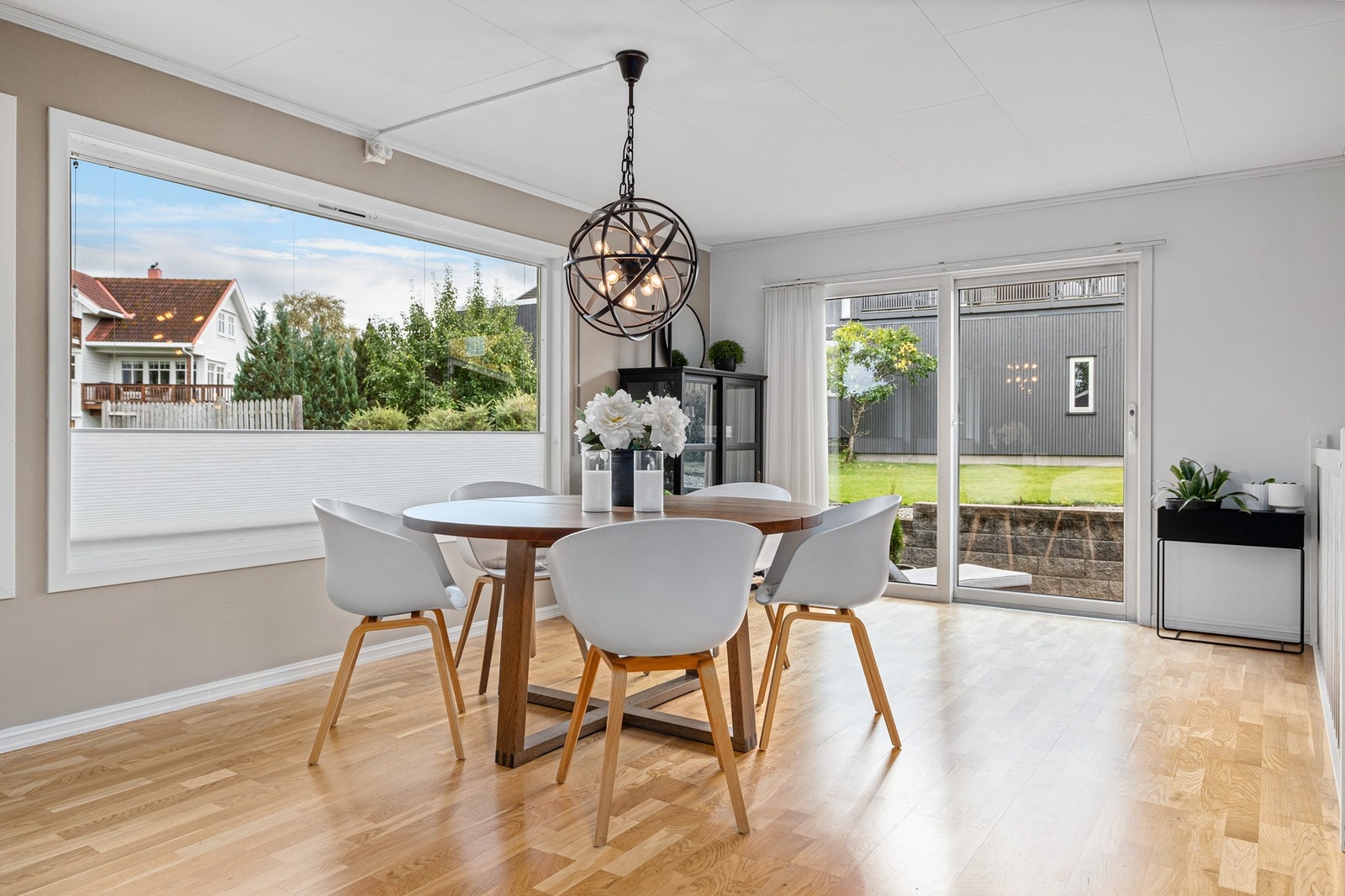 Store vindusflater på stue som slipper mye naturlig lys inne i boligen. Galleribilde