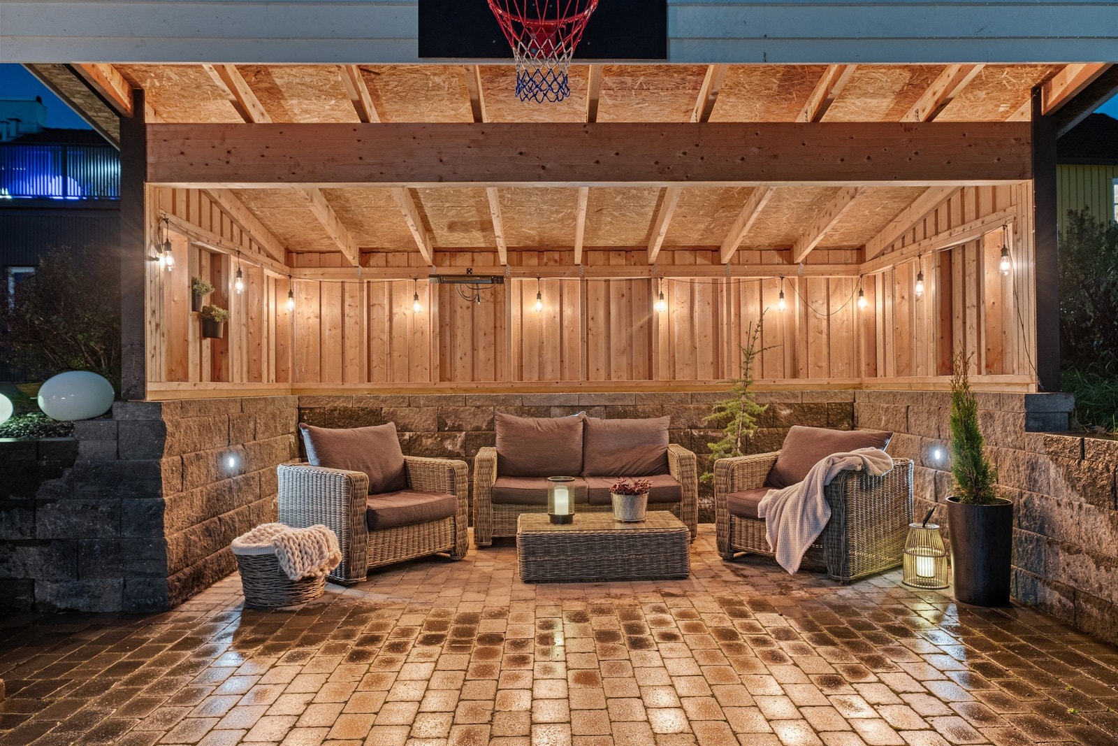 Sittegruppen og kombinert med utelys og plass til utegrill gjør dette til det perfekte uterommet. Galleribilde