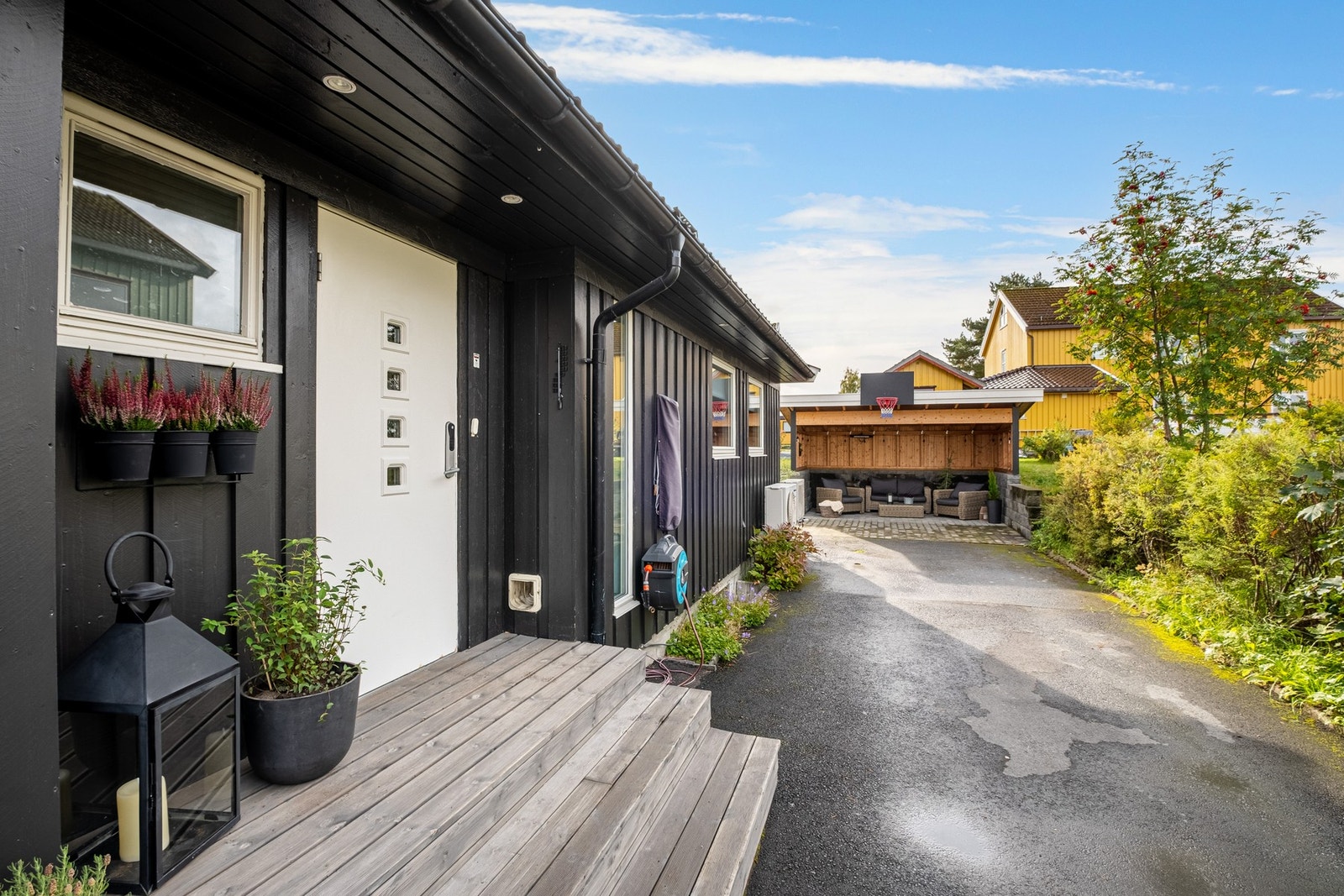 Hyggelig inngangsparti med asfaltert innkjørsel som er lett å vedlikeholde. Galleribilde