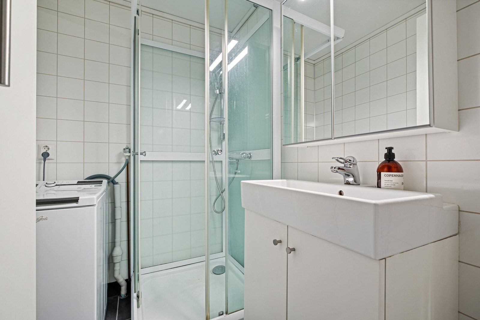 Flislagt gulv med varmekabler, dusjkabinett og vegghengt toalett. Galleribilde