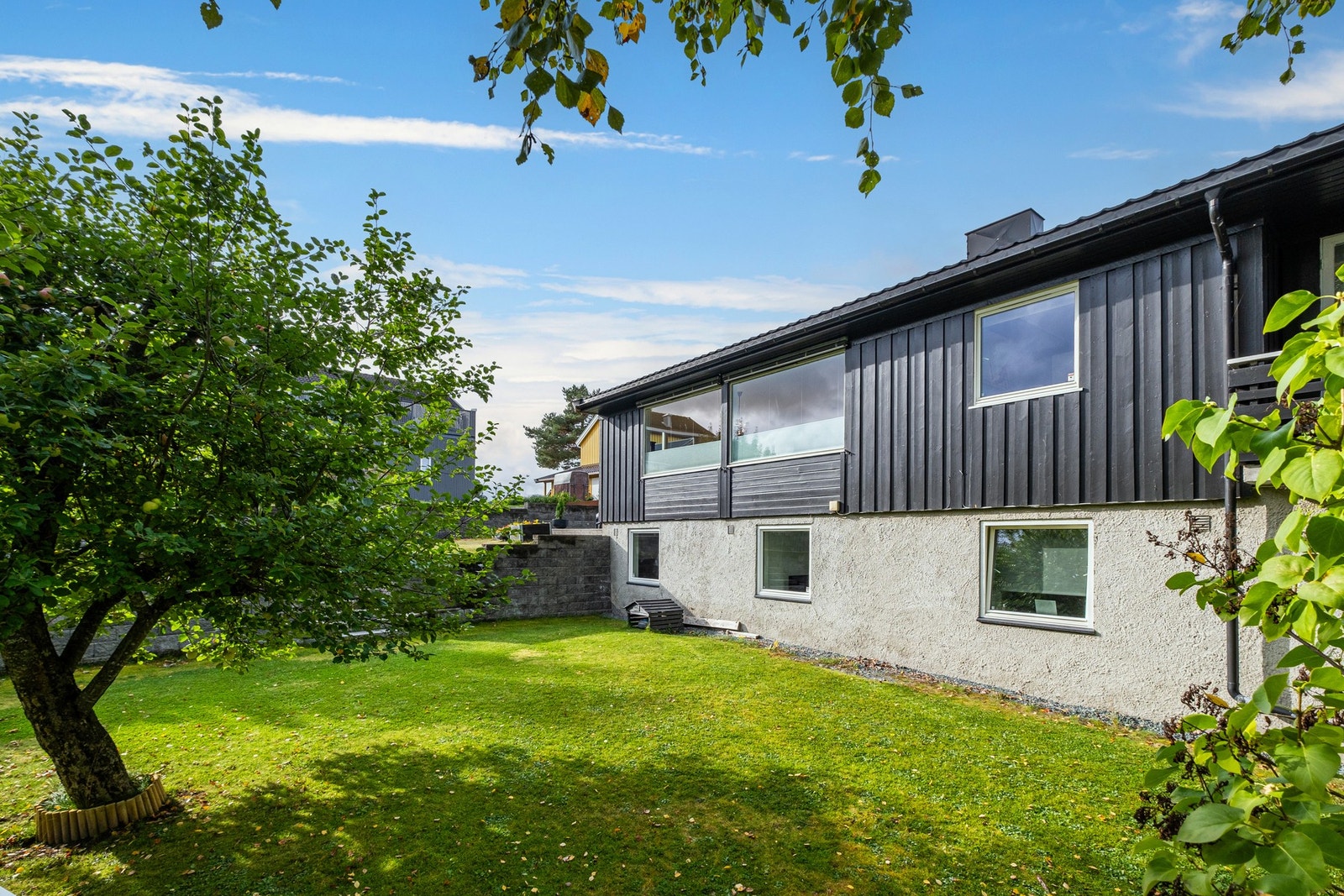 Her kan barna leke trygt ute på hagetomten mens du er inne på kjøkkenet eller i stuen, med full oversikt. Galleribilde